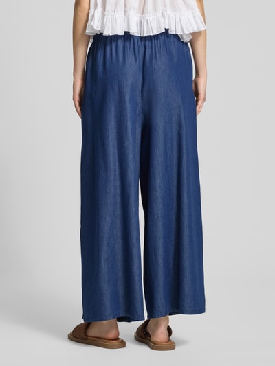 Frauenmodel trägt Regular Fit Culotte aus Baumwoll-Lyocell-Mix Modell 'BEA BEAD' von Only in Dunkelblau, Damen Culotte, Ganzkörperansicht Rückansicht.