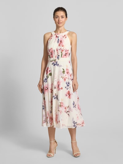 Frauenmodel trägt Midikleid mit floralem Allover-Print von Christian Berg Cocktail in Weiß und Rosa, Taillierte Passform, Rundhalsausschnitt, Gelegte Falten, Ärmelloses-Design, Nahtreißverschluss, Ganzkörperansicht von vorne.