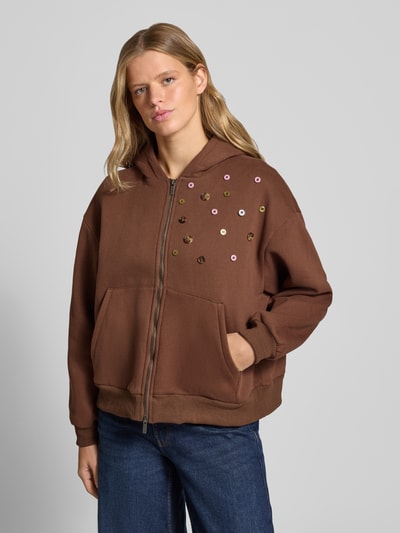 Vrouwenmodel draagt sweatjack met capuchon Model 'TRUFFLE' van DAISY STREET, puur katoen, relaxed fit, knopen, tweewegritssluiting, kangoeroezak, voorkant bovenlichaam close-up.