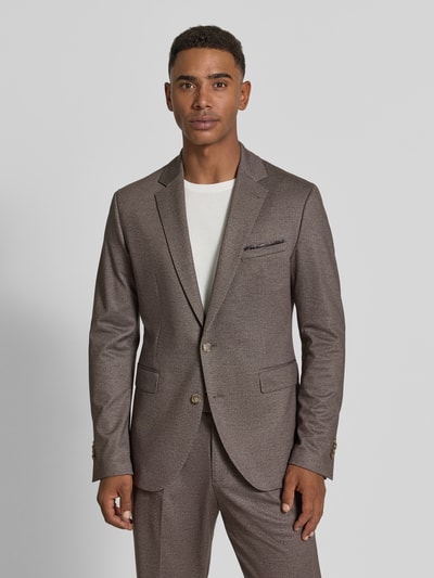 Męski model nosi Regular Fit Anzug mit Viskose-Anteil Modell 'Ponza' von CINQUE, elastyczna mieszanka materiałów, Kołnierz z połami, brustasza i kieszenie z patką, listwa z 2 guzikami, Szerokość w rozmiarze 50: 45 cm, Długość tyłu: 72 cm, Szerokość ramion: 43 cm, Długość rękawów: 84 cm, Długość wewnętrzna nogawki: 73 cm, kolor brązowy, Ganzkörperansicht von vorne