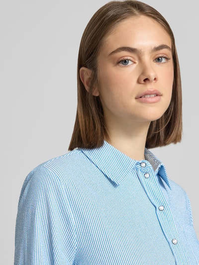 Frauenmodel trägt Regular Fit Hemdbluse mit Viskose-Anteil Modell 'LECEY' von Only, Optik: Allover-Muster, Nahaufnahme Oberkörper.