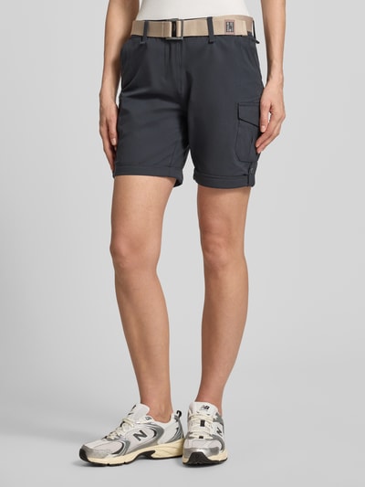 Frauenmodel trägt Shorts mit Hydrocool Effekt und Gürtel von G.I.G.A. DX, dunkelgrau mit Eingrifftaschen, Pattentaschen, Regular Fit, Ganzkörperansicht von vorne.