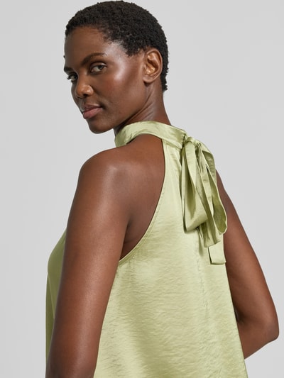 Vrouwenmodel draagt Blusentop aus Satin mit Viskose-Anteil van mbyM, lichtgroen, satijnstructuur, Materiaalmix met viscose, opstaande kraag, knoopsluiting achter, los model, Ruglengte maat S 56 cm, detailopname schouder en rug.