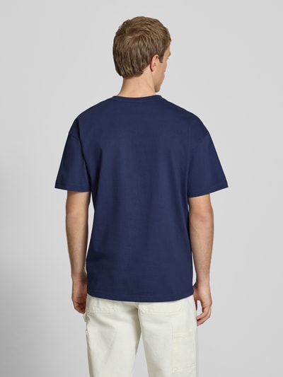 Männermodel draagt Regular Fit T-shirt met logo-stitching van BLKVIS van puur katoen in marineblauw, ruglengte maat M 62 cm, ganzebodyaanzicht rugansicht.
