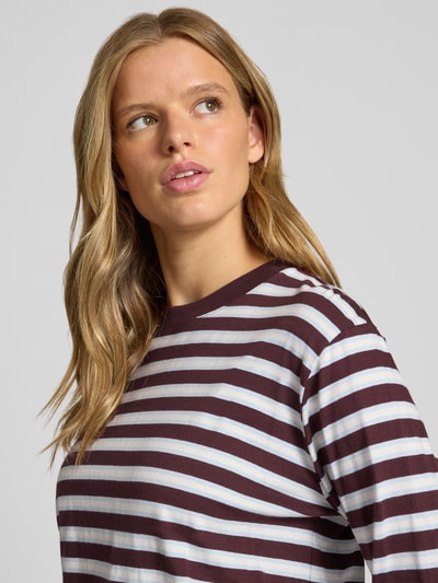Vrouwenmodel draagt Relaxed Fit shirt met lange mouwen van puur katoen Model 'Sophia' van JJXX, streepdesign, ronde hals, Nahaufnahme bovenlichaam.