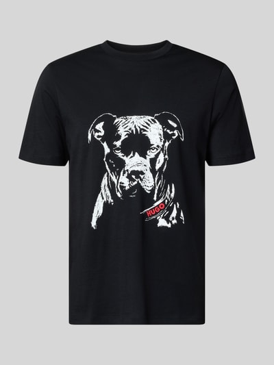 Produktfoto, schwarzes Regular Fit T-Shirt aus reiner Baumwolle Modell 'DUBROX' von HUGO mit weißem Motiv-Print auf Vorderseite, Label-Schriftzug, Unifarbe, Jersey-Textur.