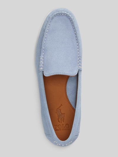 Produktfoto, Loafer aus echtem Leder von Polo Ralph Lauren, jasnoniebieskie zamszowe, okrągły nosek, blokowy obcas, logo tłoczone, podeszwa strukturyzowana