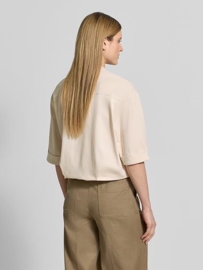 Frauenmodel trägt Blouson mit Reißverschluss und Pattentaschen Modell 'Goros' von OPUS, Baumwoll-Mix, Relaxed Fit, 3/4-Arm, Ganzkörperansicht Rückansicht.