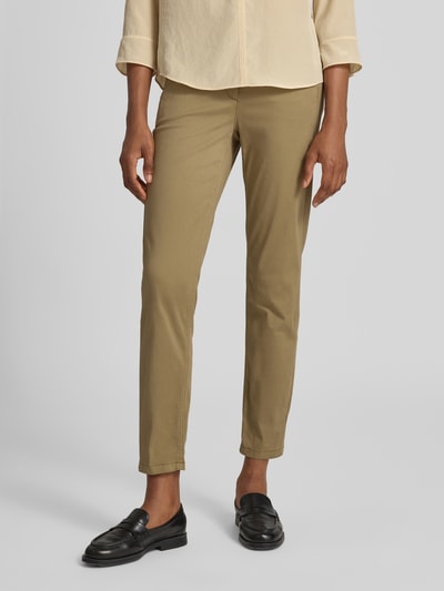 Frauenmodel trägt Slim Fit Hose in verkürzter Passform von Luisa Cerano, beigefarbener Baumwoll-Mix, glatte Struktur, Nahaufnahme Unterkörper.