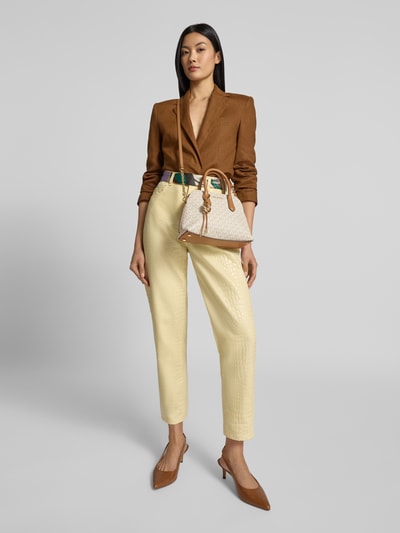 Kobiece modelka nosi torebkę z nadrukiem z logo na całej powierzchni model 'Freddie' od MICHAEL Michael Kors, jasne kolory, efekt łańcuszka, aplikacja z logo, Główna przegroda z zamkiem błyskawicznym, Szerokość w rozmiarze 1: 26 cm, Długość w rozmiarze 1: 21 cm, Głębokość w rozmiarze 1: 10 cm, Długość paska na ramię w rozmiarze 1: 120 cm, całopostaciowa perspektywa z przodu.