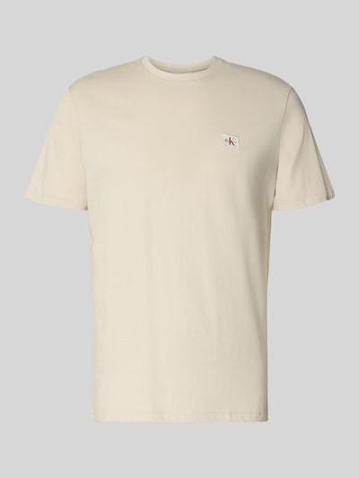 Produktfoto, T-Shirt mit Label-Badge von Calvin Klein Jeans in Beige, reine Baumwolle, Regular-Fit, Rundhalsausschnitt, Rückenlänge 70 cm Größe M