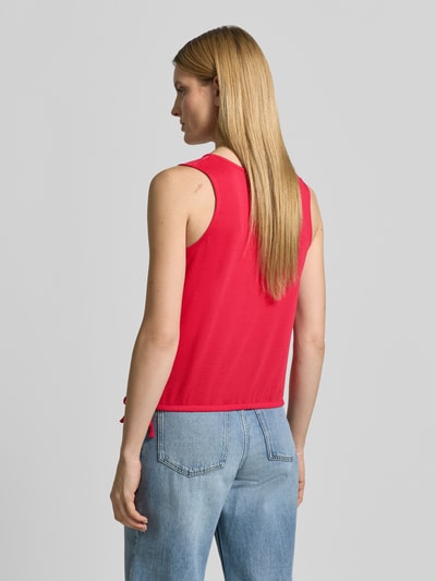 Frauenmodel trägt Top mit Lochstickerei Modell 'Fa44bia' von ZABAIONE, Material-Mix mit Baumwoll-Anteil, Gerader-Schnitt, V-Ausschnitt, Label-Detail, elastischer Saum mit Schnürung, Rückenlänge bei Größe S 49 cm, einfarbiges Design, glatte Struktur, Ganzkörperansicht Rückansicht.