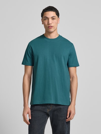 Männermodel trägt Relaxed Fit Oversized Shirt aus reiner Baumwolle von Marc O'Polo Denim, Farbe Unifarben, Ganzkörperansicht von vorne.