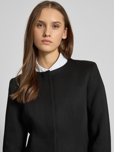 Modelka kobieca ma na sobie Slim Fit Jacke mit verdeckter Knopfleiste Modell 'SEDONA LIFE' od Only, kolor jednolity/melanż, okrągły dekolt, długi rękaw, zbliżenie na górną część ciała.