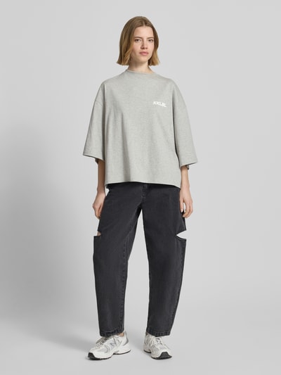Frauenmodel trägt Wide Leg Jeans mit Cut Out von Karo Kauer in Schwarz, Reine Baumwolle, 5-Pocket-Design, Knopf- und Reißverschluss, Ganzkörperansicht von vorne.