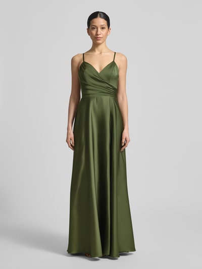Frauenmodel trägt Abendkleid mit Spaghettiträgern und V-Ausschnitt von Laona aus Satin, Maxikleid, taillierter Schnitt, Ganzkörperansicht von vorne.