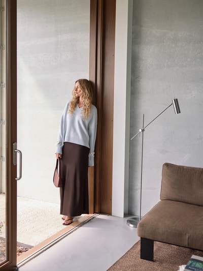 Style Icon Collection Fliegender Satin-Midirock - curated by Anouk Yve Dunkelbraun 6