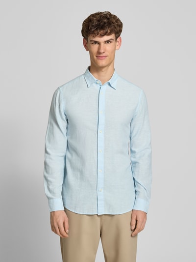 Männermodel trägt Slim Fit Freizeithemd aus Baumwoll-Leinen-Mix Modell 'CAIDENLS SOLID' von Only & Sons, Optik: Unifarben, Ganzkörperansicht von vorne.