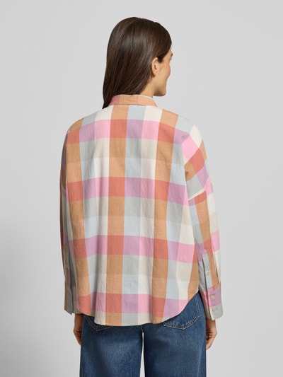 Vrouwenmodel draagt Hemdbluse mit verdeckter Knopfleiste van Christian Berg Woman, losvallend, katoenen ruit, rugaanzicht, detail vanuit context.