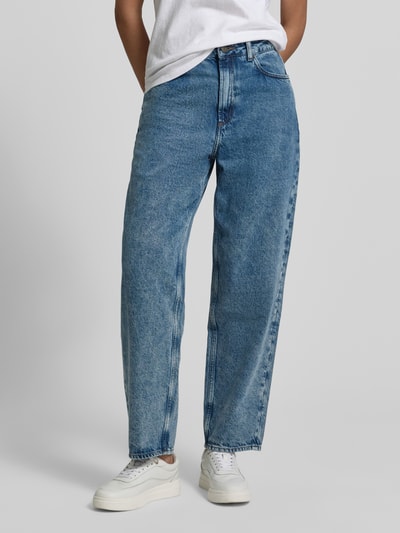 Kobieta modelka nosi Straight Fit Jeans im 5-Pocket-Design Modell 'Joybird' od American Vintage, czysta bawełna, widok całej sylwetki z przodu.
