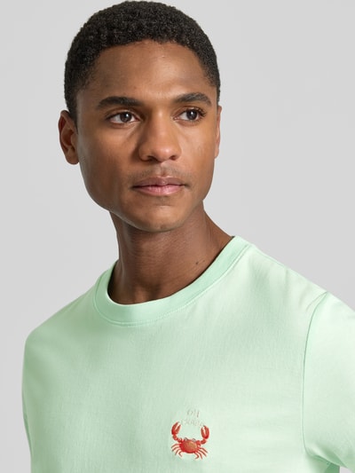 Männermodel trägt T-Shirt mit Stitching und Rundhalsausschnitt von Lindbergh in Mint, Reine Baumwolle, Slim-Fit, Nahaufnahme Oberkörper.