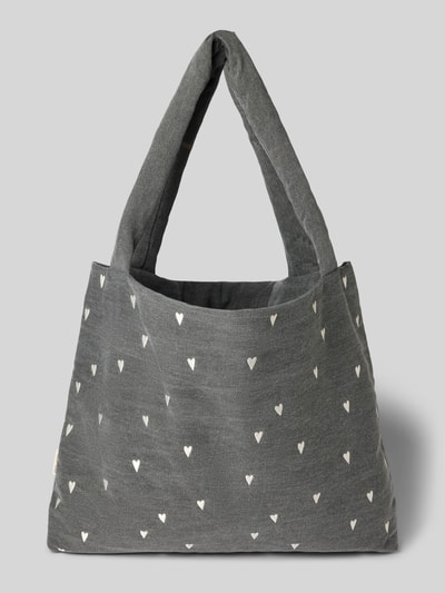 Produktfoto, Tote Bag mit Logo-Detail in Denim-Optik von Studio Noos, grauer Stoff mit Allover-Motiv-Stitching, weiße Mini-Herzen, rechteckige Form, zwei breite Trageriemen, sichtbare Textur, Maße und Details gemäß Produktbeschreibung