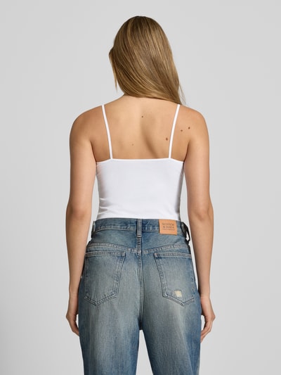 Frauenmodel trägt Unterhemd mit Spaghettiträgern von Schiesser, Weiß, Baumwoll-Elasthan-Mix, Slim Fit, Rundhalsausschnitt, Ganzkörperansicht Rückansicht.