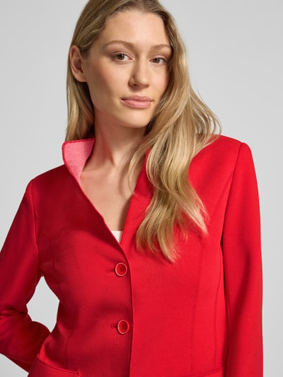 Frauenmodel trägt Slim Fit Blazer mit Stehkragen von WHITE LABEL in Rot, Baumwoll-Mix, aufgesetzte Taschen, taillierte Passform, durchgängige Knopfleiste, Rückenlänge 62 cm, Brustweite 46 cm, Ärmellänge 65 cm, Nahaufnahme Oberkörper.