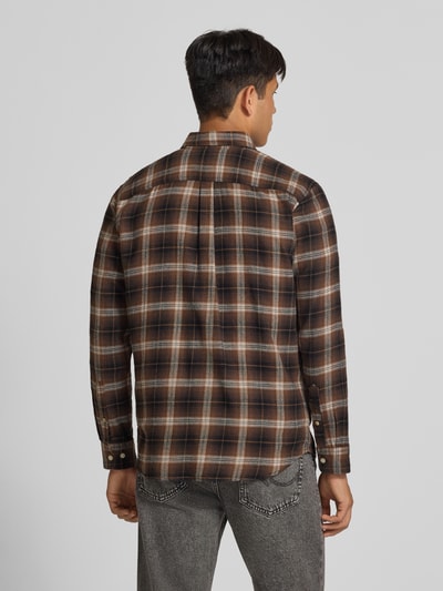 Männermodel trägt Regular Fit Freizeithemd mit Kentkragen Modell 'FIELD' von JACK & JONES, braunes Karomuster, reine Baumwolle, Ganzkörperansicht Rückansicht. Rückenlänge 75 cm, Schulterbreite 48 cm, Ärmellänge 65 cm.