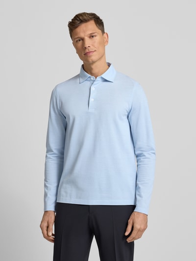 Mężczyzna model nosi Regular Fit Poloshirt mit Knopfleiste von MAERZ Muenchen z bawełny, jasnoniebieski, długi rękaw, całkowity przód.