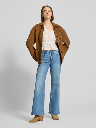 Vrouwenmodel draagt Straight Fit Jeans uit katoenmix van Pepe Jeans in melangelook, bootcut pasvorm, 5-pocketmodel, denim, high waist, labelpatch en studs, lichtblauwe kleur, vooraanzicht in volle lengte.