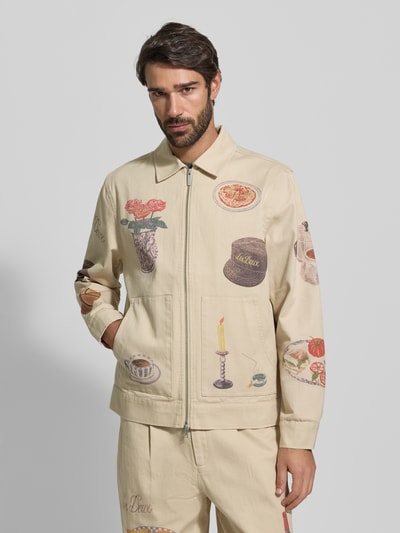 Męski model nosi beżową Jacke mit Zweiwege-Reißverschluss Modell 'Robert' od Les Deux z bawełny, nadruki allover, regular fit, widok z przodu, ujęcie całej sylwetki.