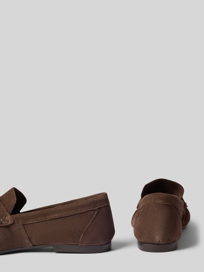 Produktfoto, Loafer aus echtem Leder von Tamaris mit Lederoptik, abgerundete Schuhspitze, flache Absatzform, Logo-Prägung, Schlupf/offen, strukturierte Sohle, Materialverarbeitung Nubuk, Farbe Braun