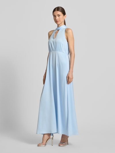 Frauenmodel trägt Maxikleid aus Satin mit Stehkragen Modell 'Thea' von YAS in Hellblau mit Schlüsselloch-Ausschnitt, Elastischer-Material-Mix, Taillierte Passform, Ärmelloses-Design, glatte Oberfläche, Ganzkörperansicht von vorne.