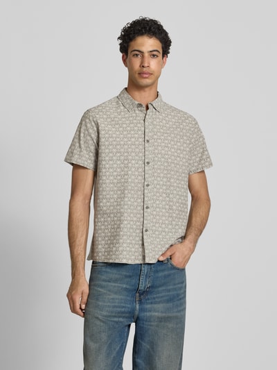 Männermodel trägt Regular Fit Freizeithemd mit Kentkragen Modell 'ABAN' von Blend, Baumwoll-Leinen-Mix, Allover-Look, Vorderansicht.
