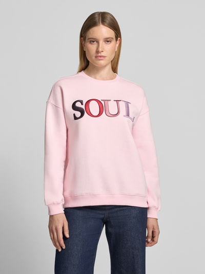 Frauenmodel trägt Sweatshirt mit Soul Stickerei von Smith and Soul in Rosa, Baumwollmix, Motiv-Print, Rundhals, langarm, Ganzkörperansicht von vorne.