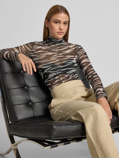 Frauenmodel trägt Longsleeve im semitransparenten Design von Lala Berlin, Elastischer-Material-Mix, Slim-Fit, Allover-Animal-Print, Stehkragen, Beige und Schwarz, Ganzkörperansicht von vorne.