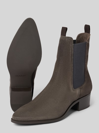 Produktfoto, braun-graue Stiefeletten aus echtem Rindsleder Modell 'St Broomly' von GANT, glatte Oberfläche, elastische Einsätze