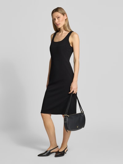 Frauenmodel trägt Knielanges Kleid mit Karree-Ausschnitt von Calvin Klein Womenswear, Elastischer-Material-Mix, Körpernaher-Schnitt, Ärmelloses-Design, Rückseitiger-Reißverschluss, Knielänge, Schwarz, glatte Textur, Ganzkörperansicht von vorne.