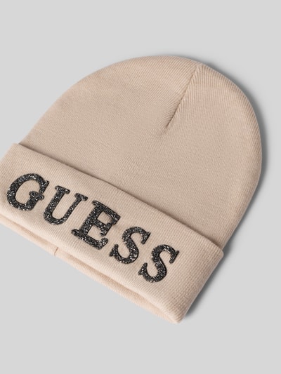 Produktfoto, Mütze aus Viskose-Mix mit Label-Detail von GUESS in Beige mit breitem Umschlag und schwarzem Schriftzug, weiche Textur