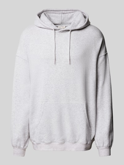 Produktfoto, Hoodie mit Känguru-Tasche Modell 'ATUBAY' von American Vintage aus Baumwoll-Elasthan-Mix in hellem Grau, Relaxed-Fit, überschnittene Schultern, glatte Struktur, Rückenlänge 74 cm, Ärmellänge 58 cm