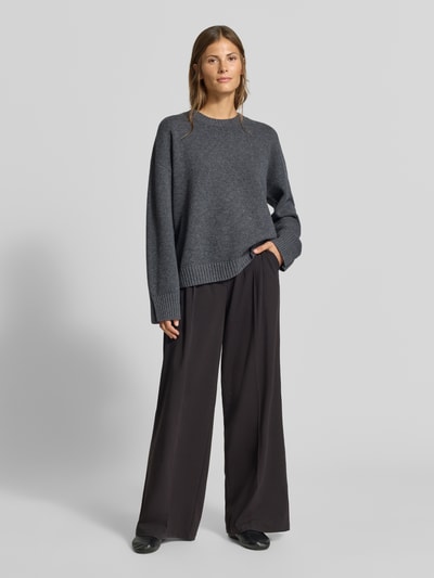 Frauenmodel trägt Regular Fit Pullover aus Woll-Mix mit Kaschmir-Anteil von MYON in Strick-Optik, Rundhalsausschnitt, Ganzkörperansicht von vorne.