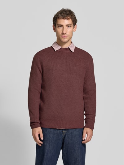 Männermodel trägt Regular Fit Pullover aus Viskose-Mix Modell 'MATTI' von Jake*s Studio Men in Dunkelrot, feine Rippenstruktur, Ganzkörperansicht von vorne.