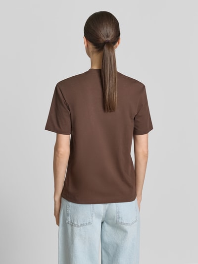 Frauenmodel trägt T-Shirt aus Baumwolle mit Rundhalsausschnitt von Jake*s Casual in Braun, gerade Passform, glatte Textur, Ganzkörperansicht Rückansicht.