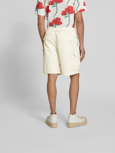 Männermodel trägt Straight Fit Shorts mit Cargo-Taschen von Kenzo in Creme, elastischer Bund, Gesäßtaschen, Rückansicht Ganzkörperansicht.