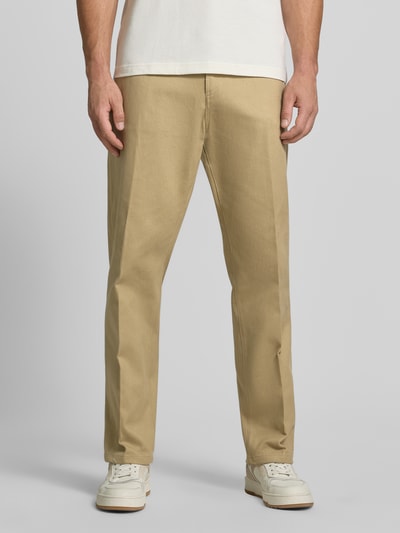 Männermodel trägt Relaxed Fit Stoffhose aus reiner Baumwolle Modell 'BEN' von Antony Morato, Beige, 5-Pocket-Design, Ganzkörperansicht von vorne.