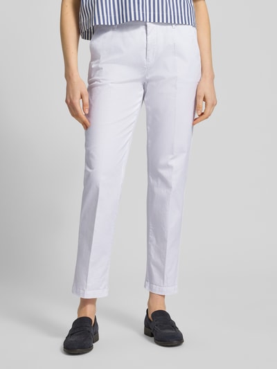 Vrouwenmodel draagt Chino mit Eingrifftaschen van MAC in wit, regular fit, katoen-elastaan mix, steekzakken, achterzakken. Close-up van het onderlichaam.