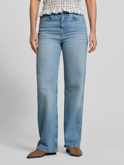 Frauenmodel trägt Relaxed Fit Jeans aus Baumwoll-Mix Modell 'FEYA' von Cars Jeans in hellem Blau mit dezentem Farbverlauf, 5-Pocket-Design, Baumwoll-Elasthan-Mix, Ganzkörperansicht von vorne.