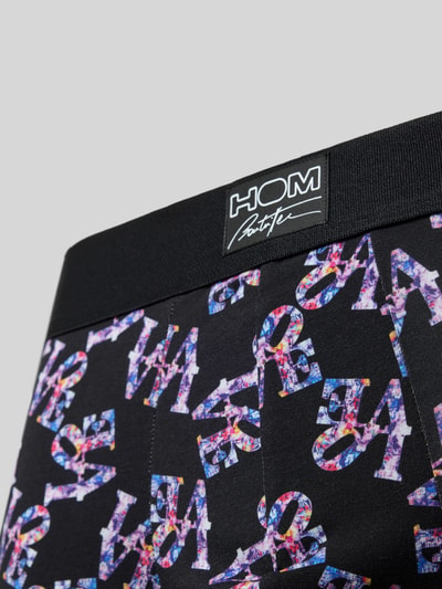 Produktfoto, Slim Fit Trunks aus Baumwoll-Mix Modell 'Pop Love' von HOM mit buntem Buchstaben-Print und Logo-Detail auf schwarzem Stoff, Nahaufnahme Oberkörper, Herren Trunks von HOM, Baumwoll-Mix, Slim Fit, Modell 'Pop Love', Logo-Detail