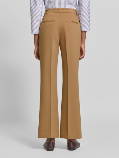 Männermodel trägt Weite Hose mit Viskose-Anteil von GANT in Hellbraun, glatte Textur, Produkt für Damen, Ganzkörperansicht Rückansicht